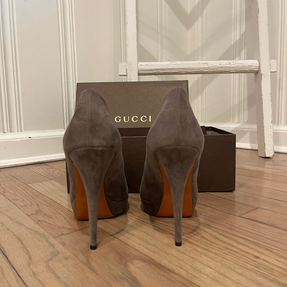 Gucci Suede Pumps w box. Very good condition other than wear on the outsole. - Picture 7 of 8